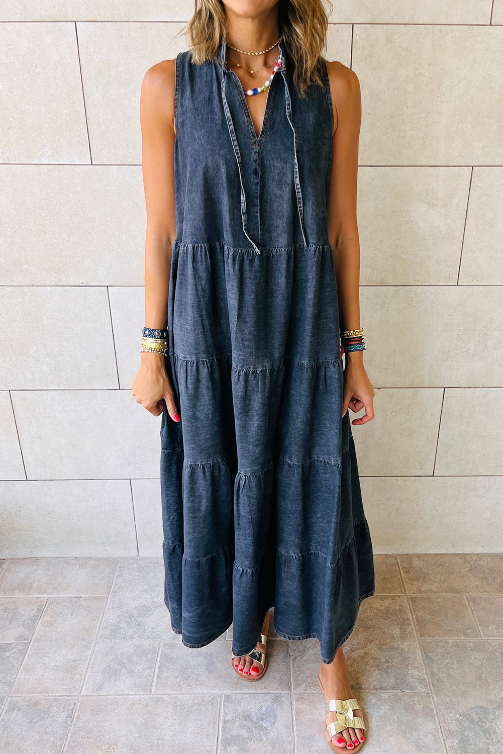 Blue Sleeveless Tiered Chambray Maxi DressMaterial:95%Cotton+5%Polyester


	


		This maxi dress is perfect for summer. The lightweight and airy silhouette is comfortable and breathable. 
	
	
		The ch