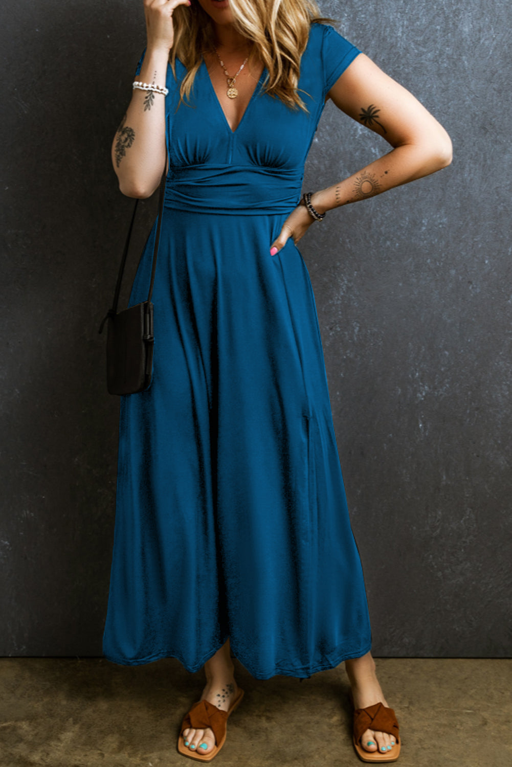 Peacock Blue Deep V Neck Ruched High Waist Midi DressMaterial:65%Polyester+30%Viscose+5%Elastane



		This concise long dress is versatile and suitable for various occasions. 
	
	
		The trendy high-waist look is e