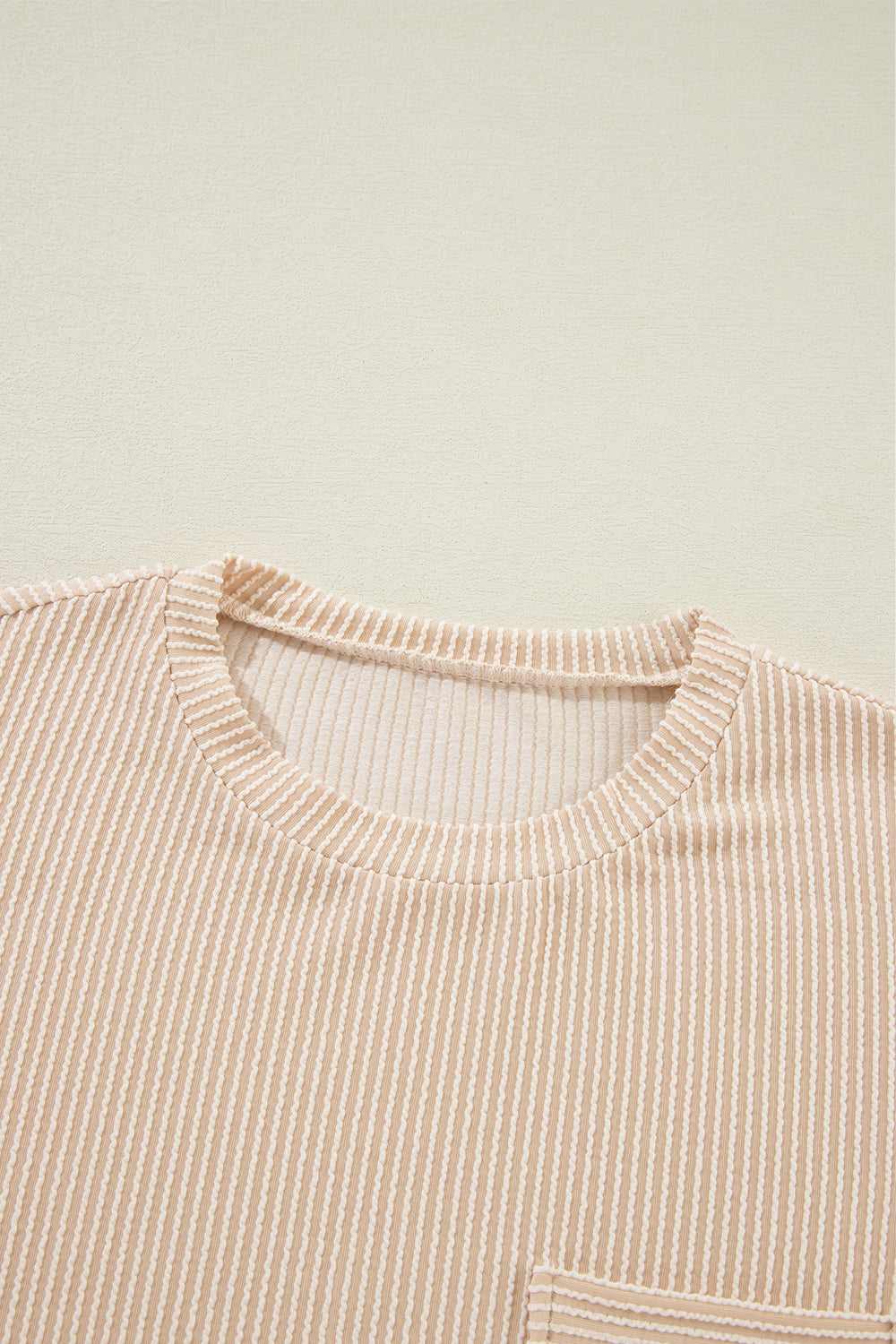 Pink Crinkle Rib Knit Pocketed Loose Fit Crew Neck T ShirtMaterial:75%Polyester+20%Viscose+5%Elastane

• Pink T Shirt offers a charming, feminine touch with its soft pink color and crinkle rib texture, perfect for a casual