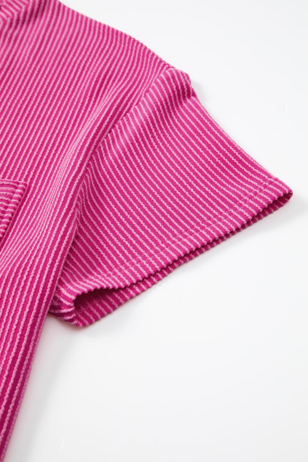 Pink Crinkle Rib Knit Pocketed Loose Fit Crew Neck T ShirtMaterial:75%Polyester+20%Viscose+5%Elastane

• Pink T Shirt offers a charming, feminine touch with its soft pink color and crinkle rib texture, perfect for a casual