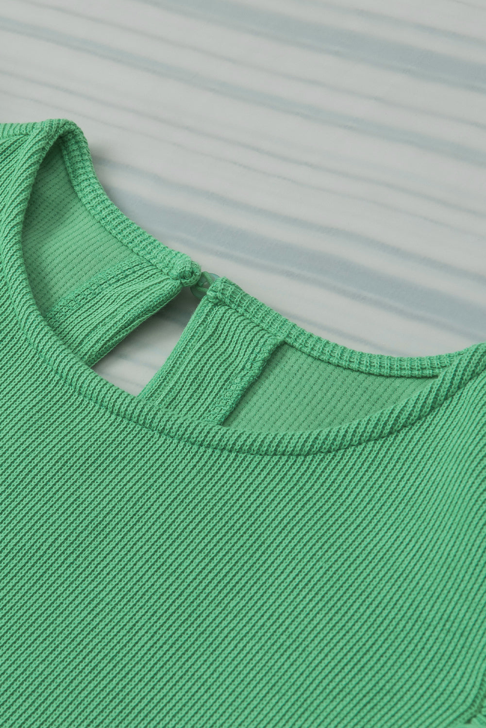 Green Solid Color Ruffle Sleeve Ribbed BlouseMaterial:65%cotton+33%polyester+2%Elastane



		The blouse features ruffle sleeves, which add a playful and romantic touch to the overall design. 
	
	
		The sol