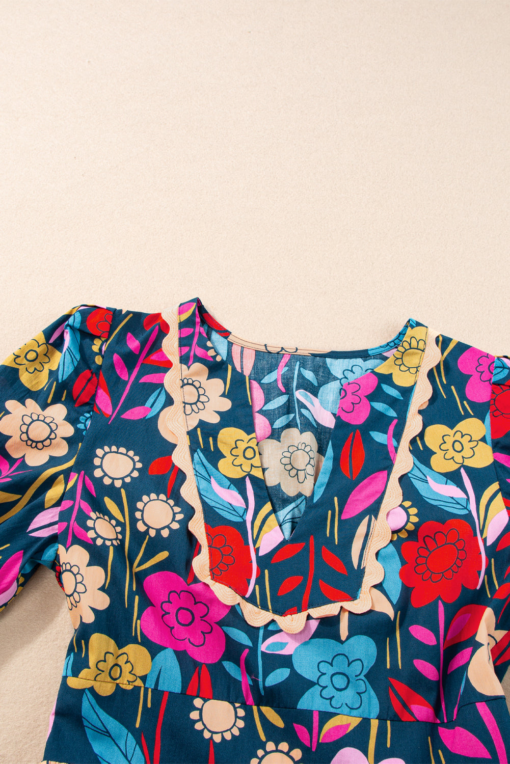 Green Floral Print Split V Neck Puff Sleeve Maxi DressMaterial:100%Cotton



		The dress is made from a soft and breathable fabric, ensuring comfort and a lightweight feel.
	
	
		This maxi dress features a split V 
