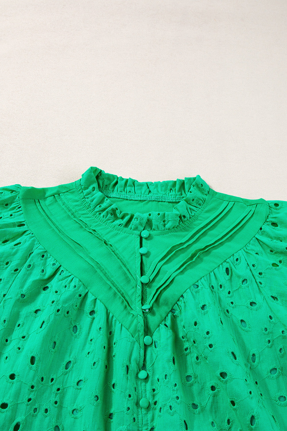 Green Flower Hollow-out Short Puff Sleeve BlouseMaterial:100%Cotton



		With charming floral details and hollow-out accents, this blouse offers a touch of elegance and femininity.
	
	
		Featuring short puff 