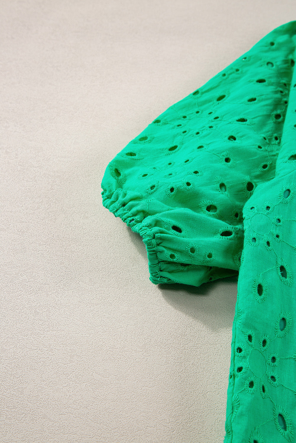 Green Flower Hollow-out Short Puff Sleeve BlouseMaterial:100%Cotton



		With charming floral details and hollow-out accents, this blouse offers a touch of elegance and femininity.
	
	
		Featuring short puff 