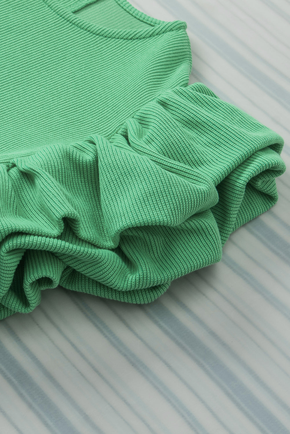Green Solid Color Ruffle Sleeve Ribbed BlouseMaterial:65%cotton+33%polyester+2%Elastane



		The blouse features ruffle sleeves, which add a playful and romantic touch to the overall design. 
	
	
		The sol
