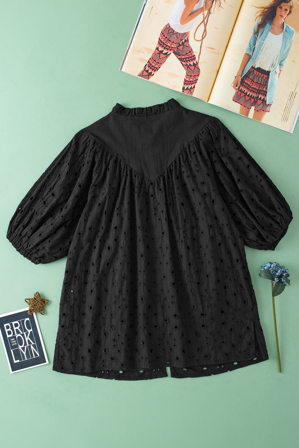 Green Flower Hollow-out Short Puff Sleeve BlouseMaterial:100%Cotton



		With charming floral details and hollow-out accents, this blouse offers a touch of elegance and femininity.
	
	
		Featuring short puff 