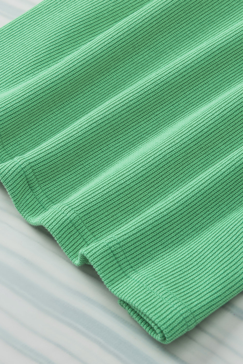 Green Solid Color Ruffle Sleeve Ribbed BlouseMaterial:65%cotton+33%polyester+2%Elastane



		The blouse features ruffle sleeves, which add a playful and romantic touch to the overall design. 
	
	
		The sol