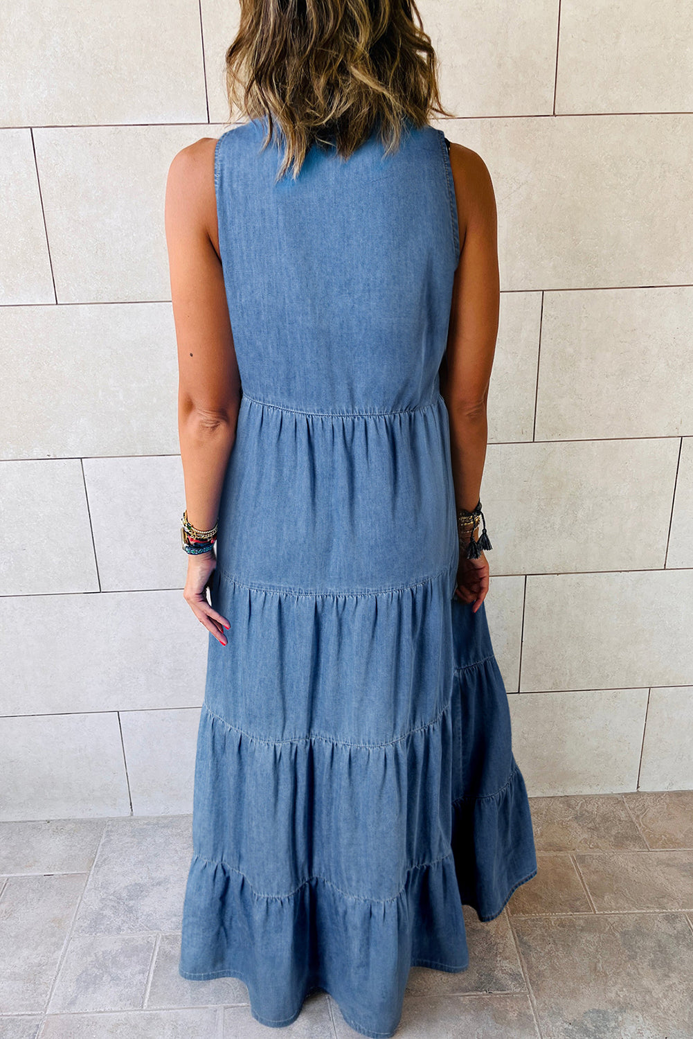 Blue Sleeveless Tiered Chambray Maxi DressMaterial:95%Cotton+5%Polyester


	


		This maxi dress is perfect for summer. The lightweight and airy silhouette is comfortable and breathable. 
	
	
		The ch