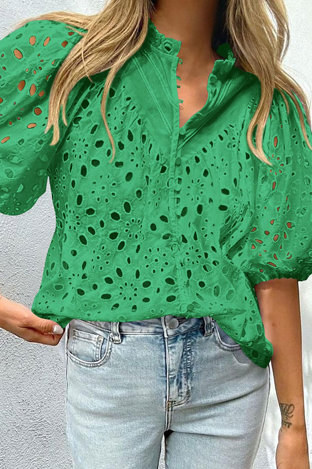 Green Flower Hollow-out Short Puff Sleeve BlouseMaterial:100%Cotton



		With charming floral details and hollow-out accents, this blouse offers a touch of elegance and femininity.
	
	
		Featuring short puff 