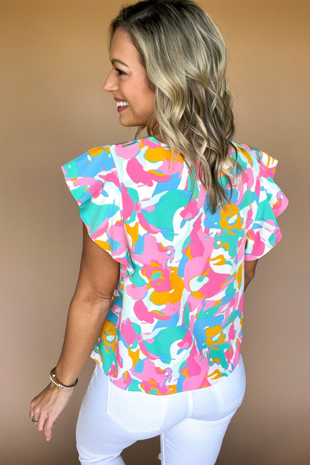 Green Abstract Print Smocked Notched Neck Ruffle Sleeve BlouseMaterial:100%Polyester

• Embrace a bohemian spirit with the blouse, featuring a vibrant green hue that adds a pop of color to any outfit.
• The abstract print des