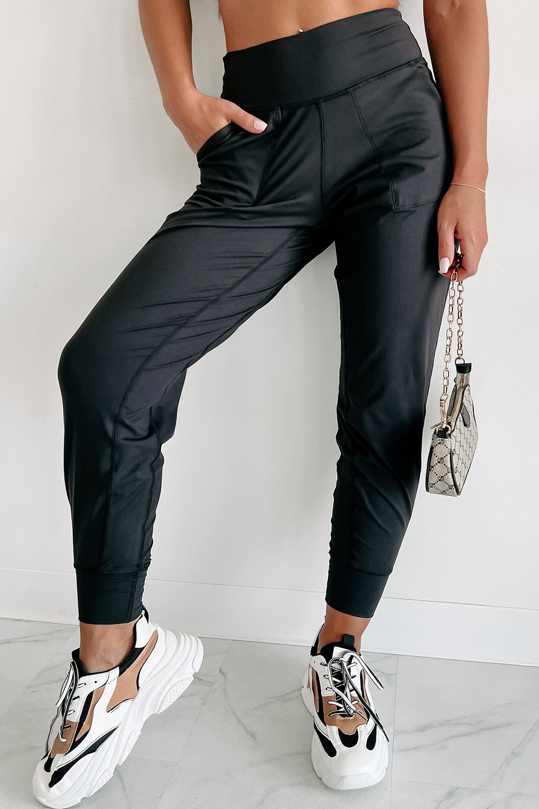 Black Exposed Seam High Waist Pocketed JoggersMaterial:100%Polyester



		These solid joggers are a versatile addition to your wardrobe, suitable for individuals of all body types.

	
		The exposed seam desi