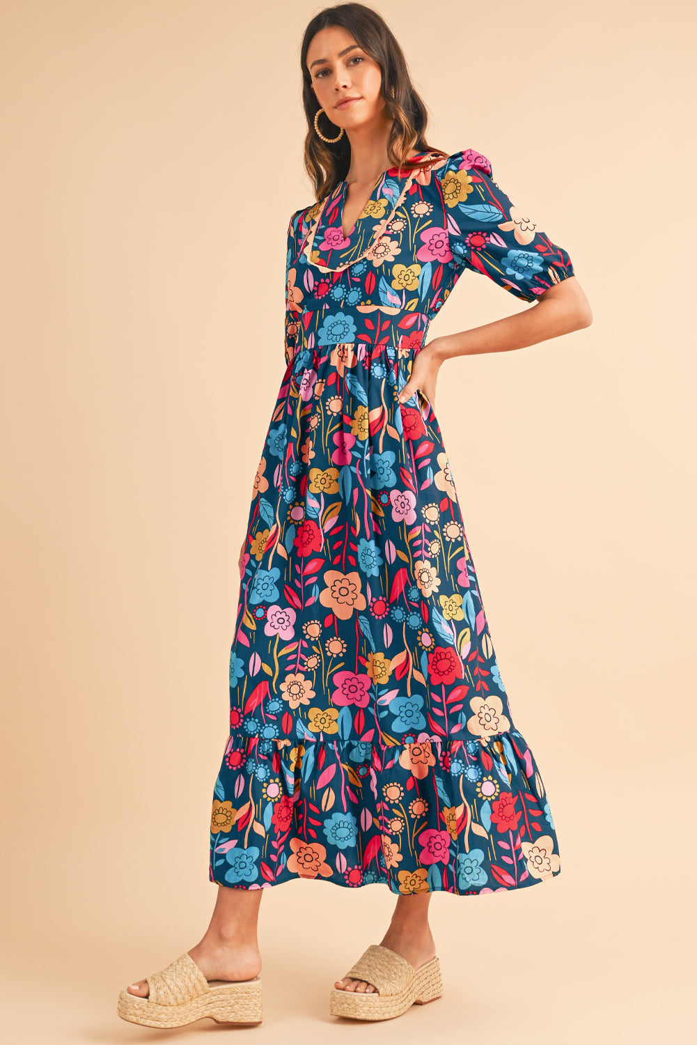 Green Floral Print Split V Neck Puff Sleeve Maxi DressMaterial:100%Cotton



		The dress is made from a soft and breathable fabric, ensuring comfort and a lightweight feel.
	
	
		This maxi dress features a split V 