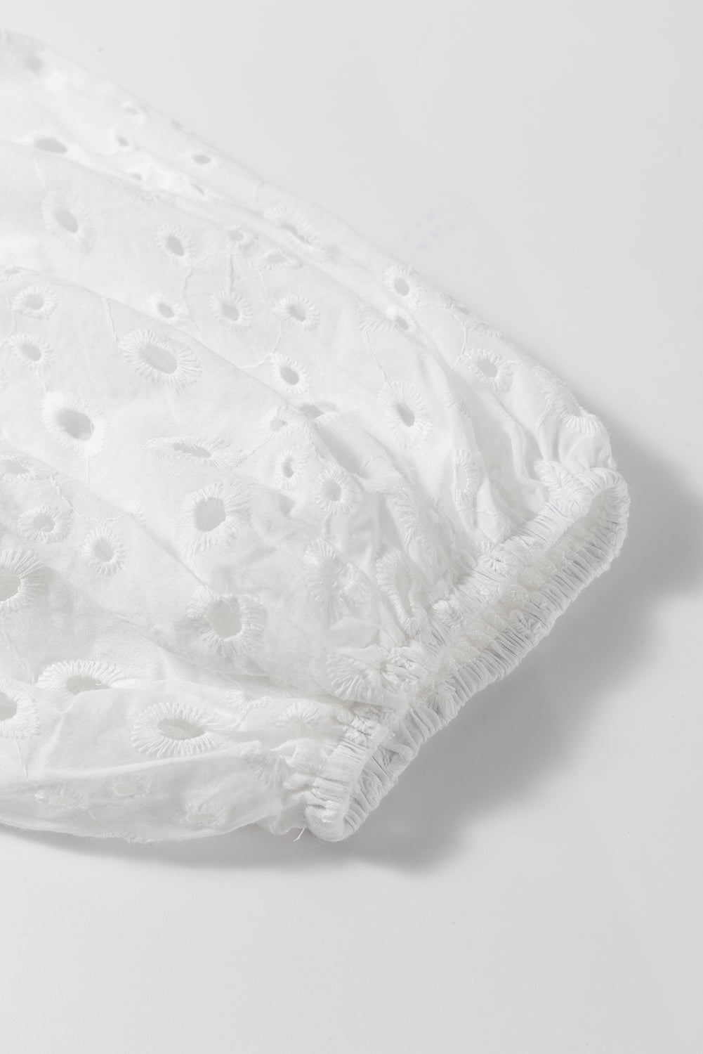 Green Flower Hollow-out Short Puff Sleeve BlouseMaterial:100%Cotton



		With charming floral details and hollow-out accents, this blouse offers a touch of elegance and femininity.
	
	
		Featuring short puff 