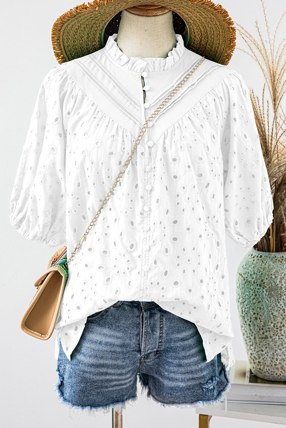 Green Flower Hollow-out Short Puff Sleeve BlouseMaterial:100%Cotton



		With charming floral details and hollow-out accents, this blouse offers a touch of elegance and femininity.
	
	
		Featuring short puff 