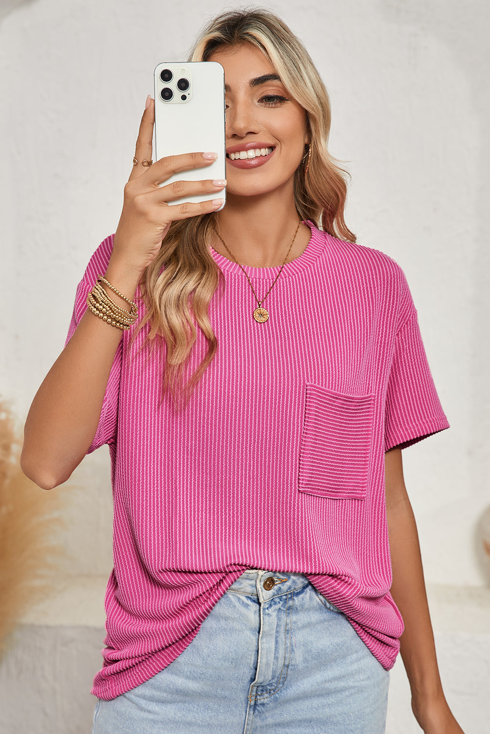 Pink Crinkle Rib Knit Pocketed Loose Fit Crew Neck T ShirtMaterial:75%Polyester+20%Viscose+5%Elastane

• Pink T Shirt offers a charming, feminine touch with its soft pink color and crinkle rib texture, perfect for a casual