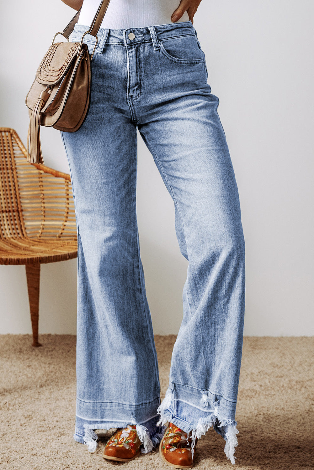 Ashleigh Blue Acid Wash Raw Hem High Waist Flared JeansMaterial:71%Cotton+27.5%Polyester+1.5%Elastane

• Embrace a retro-chic look with the jeans, perfect for casual outings or a stylish night out with friends. 
• The 