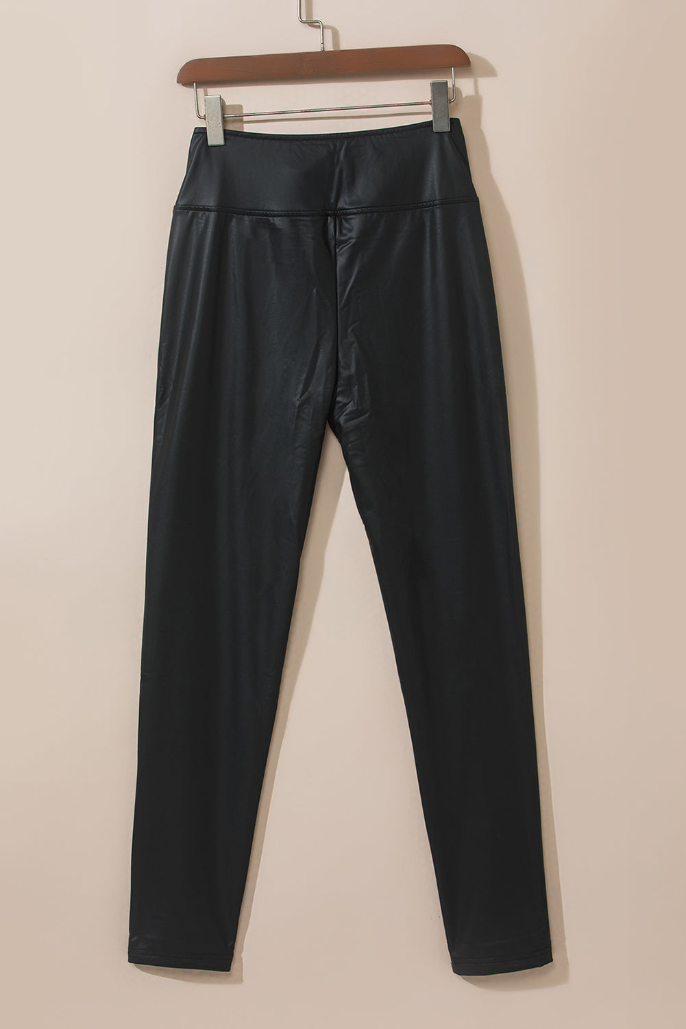 Black Piping Trim Sleek Leather High Waist LeggingsMaterial:50%Pu+45%Polyester+5%Elastane



		Embrace a sleek and edgy look with these high waist leggings featuring black piping trim, adding a touch of sophisticat