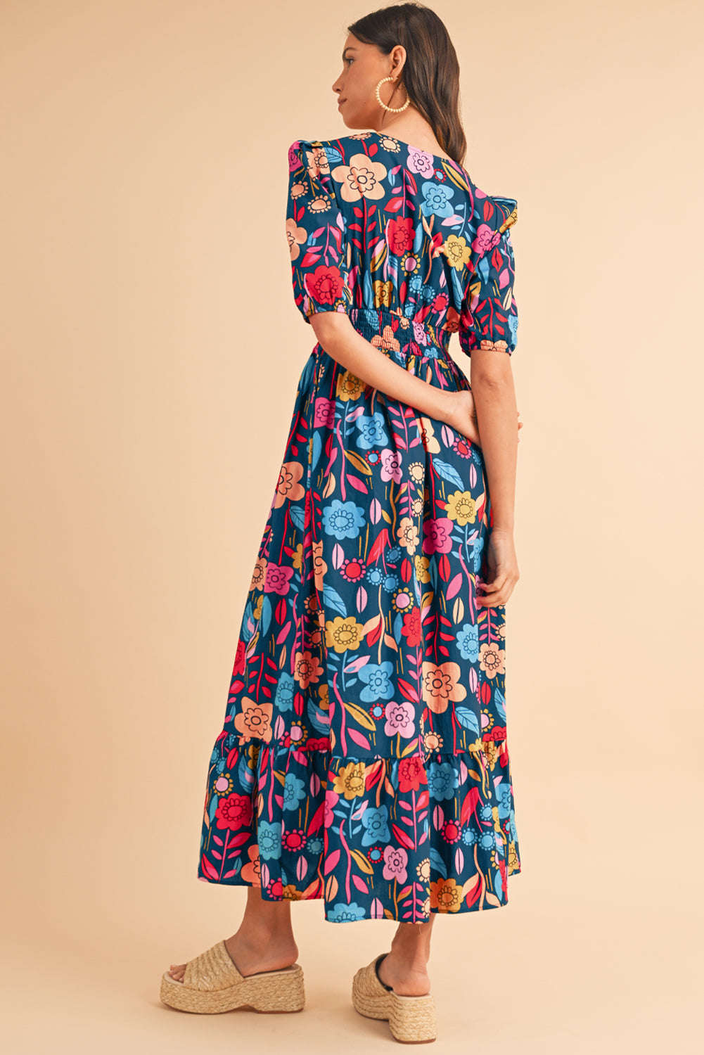 Green Floral Print Split V Neck Puff Sleeve Maxi DressMaterial:100%Cotton



		The dress is made from a soft and breathable fabric, ensuring comfort and a lightweight feel.
	
	
		This maxi dress features a split V 