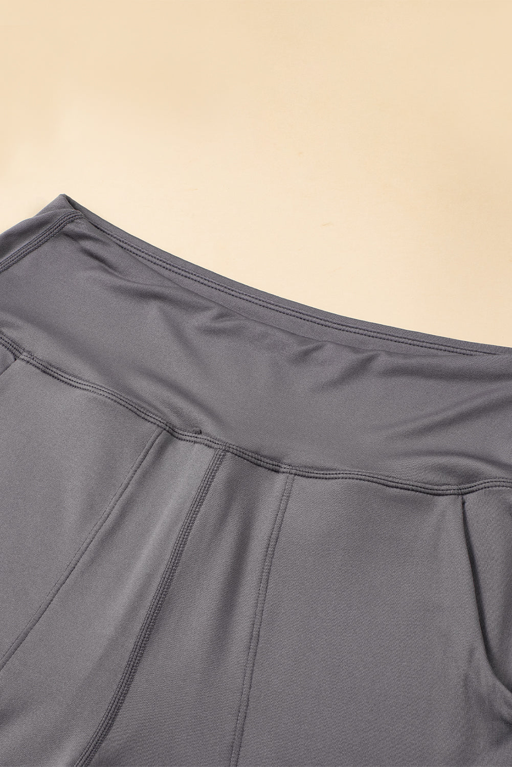 Black Exposed Seam High Waist Pocketed JoggersMaterial:100%Polyester



		These solid joggers are a versatile addition to your wardrobe, suitable for individuals of all body types.

	
		The exposed seam desi